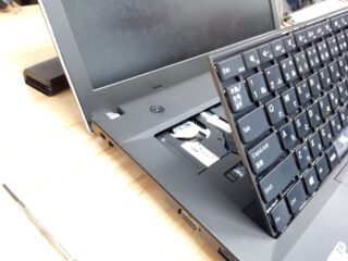 まずキーボードを外します。